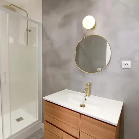 Bright With Balcony In Nice