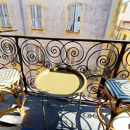 Bright With Balcony In 公寓