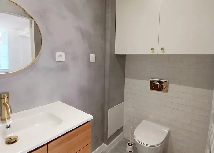 Bright With Balcony In דירה *