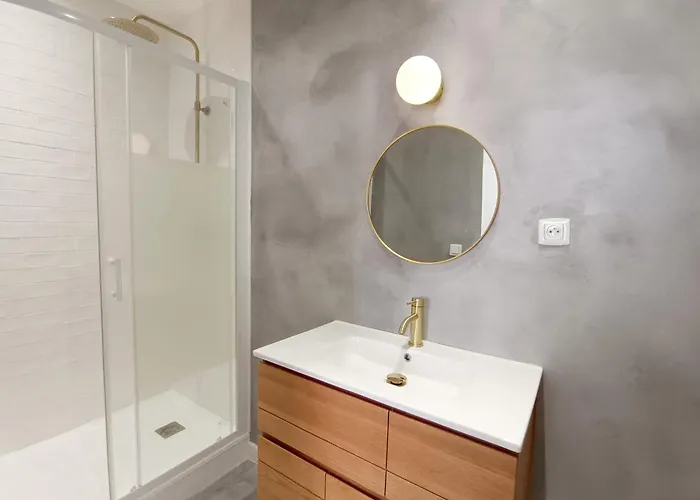 Bright With Balcony In ניס