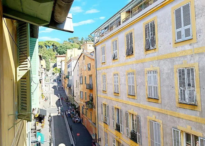 דירה Bright With Balcony In