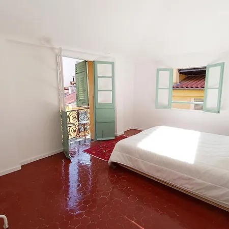 Bright With Balcony In Appartement Nice